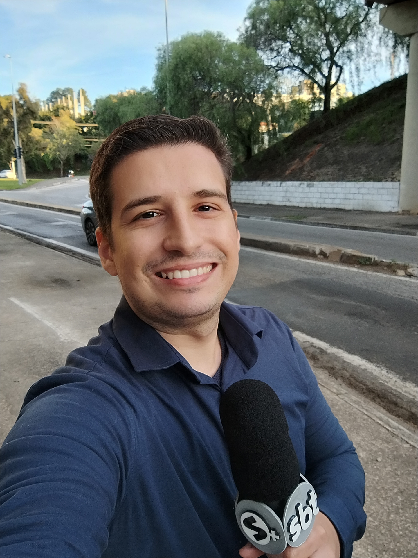 Eduardo Nemer, repórter jornalístico, em campo com microfone